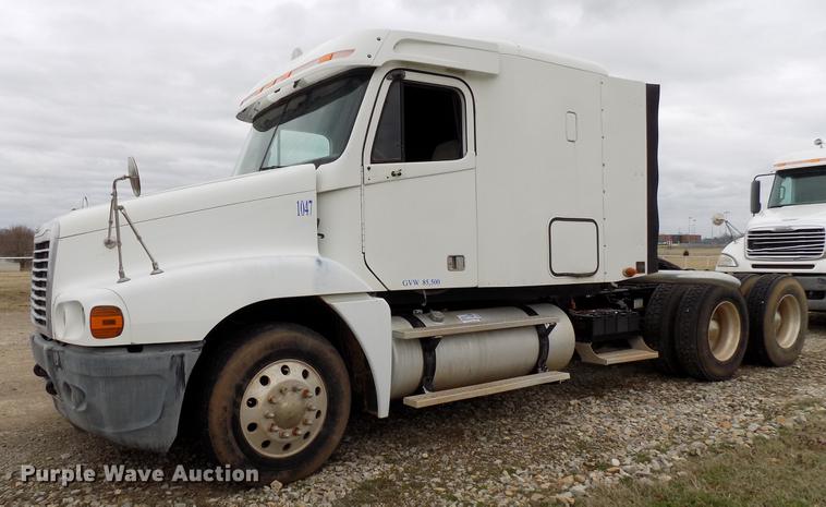 image for item DD3653 2007 Freightliner Century Class semi truck