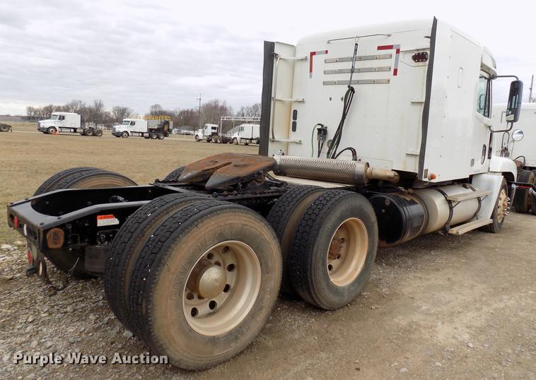 image for item DD3653 2007 Freightliner Century Class semi truck