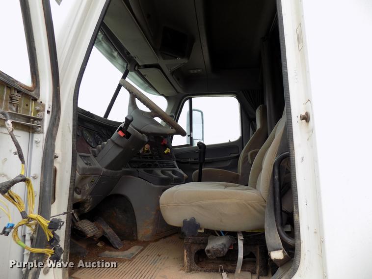 image for item DD3653 2007 Freightliner Century Class semi truck
