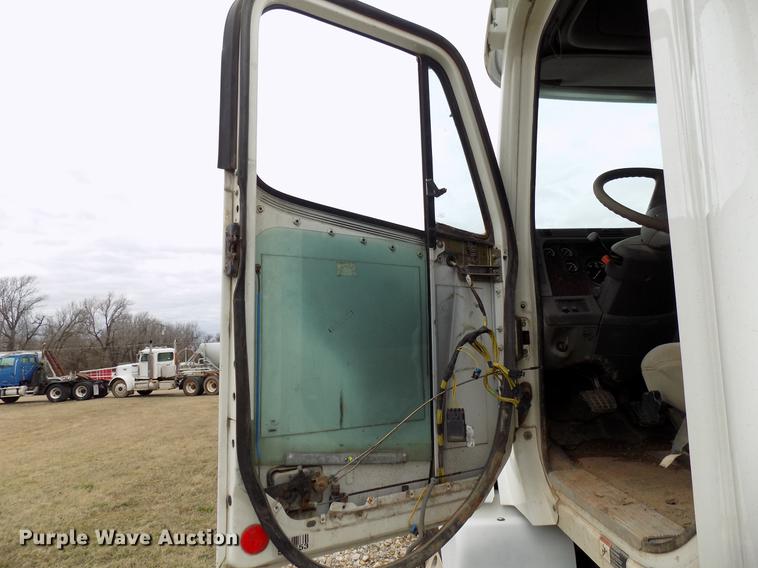 image for item DD3653 2007 Freightliner Century Class semi truck