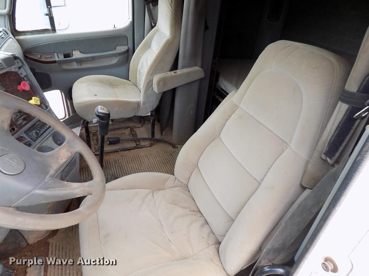 image for item DD3653 2007 Freightliner Century Class semi truck