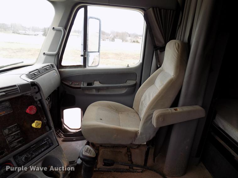 image for item DD3653 2007 Freightliner Century Class semi truck