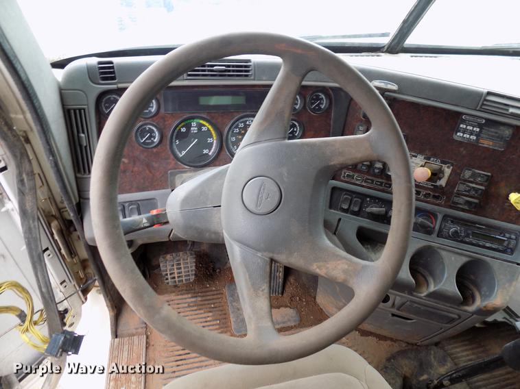image for item DD3653 2007 Freightliner Century Class semi truck