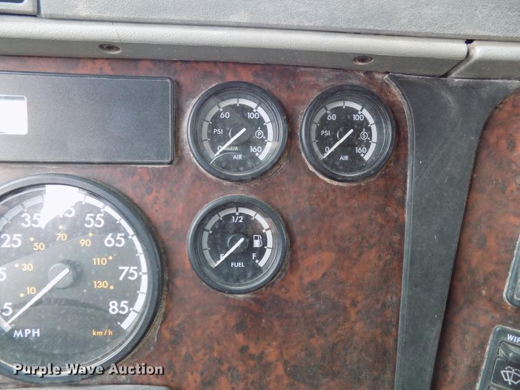 image for item DD3653 2007 Freightliner Century Class semi truck