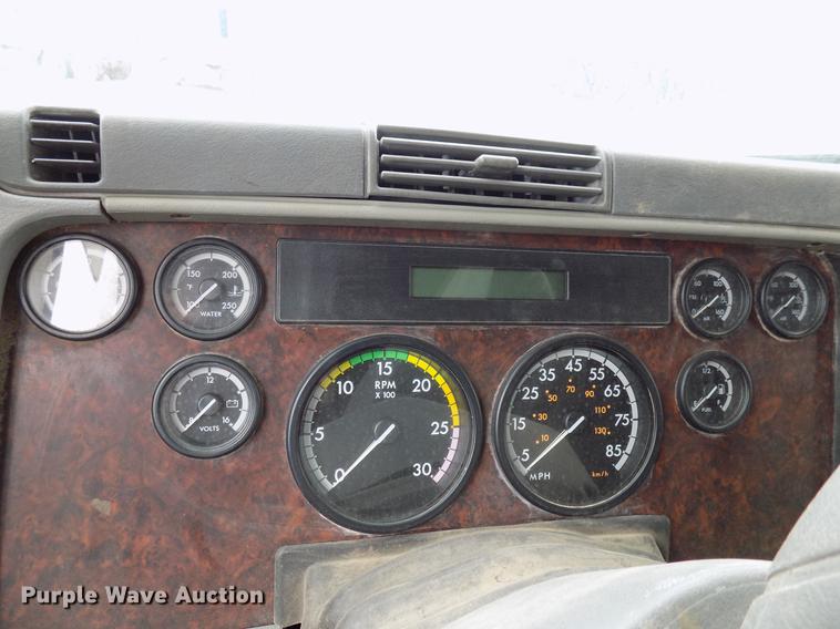 image for item DD3653 2007 Freightliner Century Class semi truck