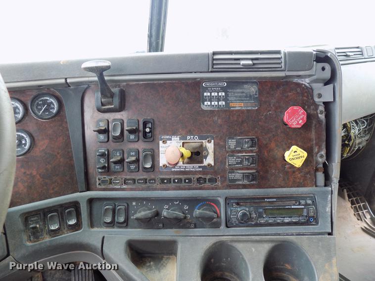 image for item DD3653 2007 Freightliner Century Class semi truck