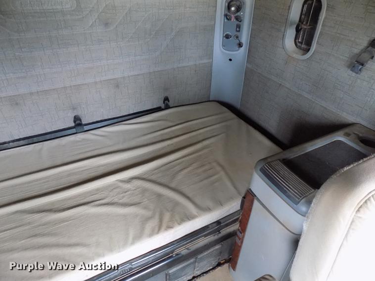 image for item DD3653 2007 Freightliner Century Class semi truck