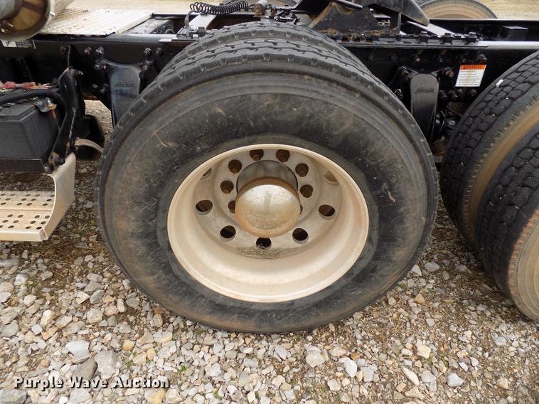 image for item DD3653 2007 Freightliner Century Class semi truck