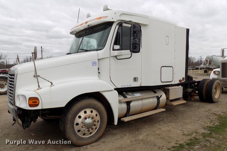 image for item DD3654 2007 Freightliner Century Class semi truck
