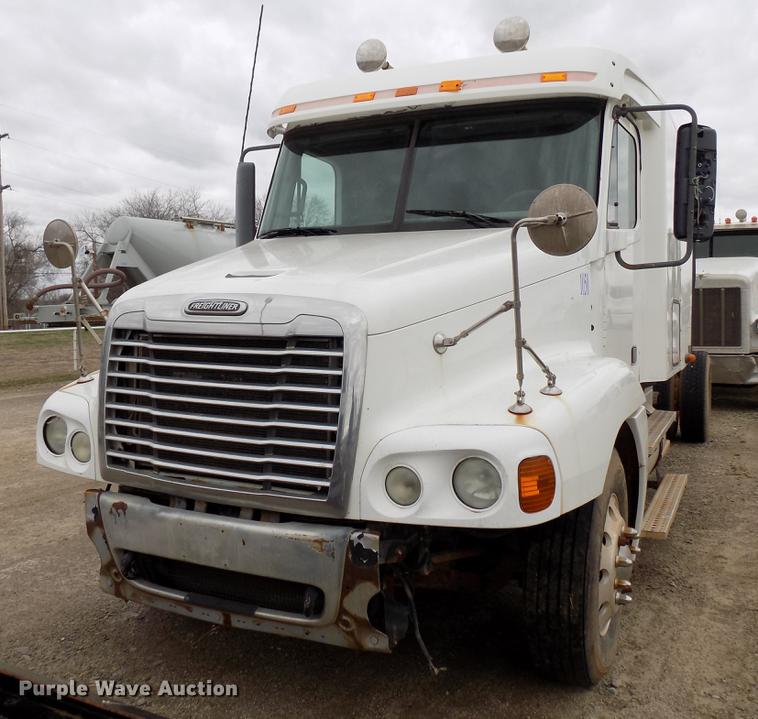 image for item DD3654 2007 Freightliner Century Class semi truck