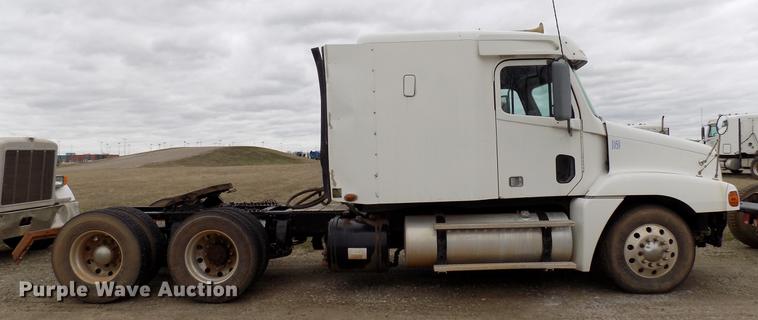 image for item DD3654 2007 Freightliner Century Class semi truck