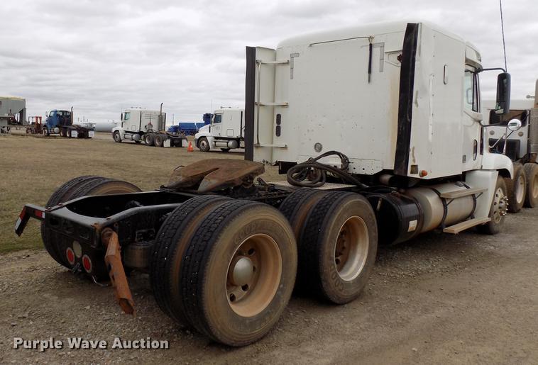 image for item DD3654 2007 Freightliner Century Class semi truck