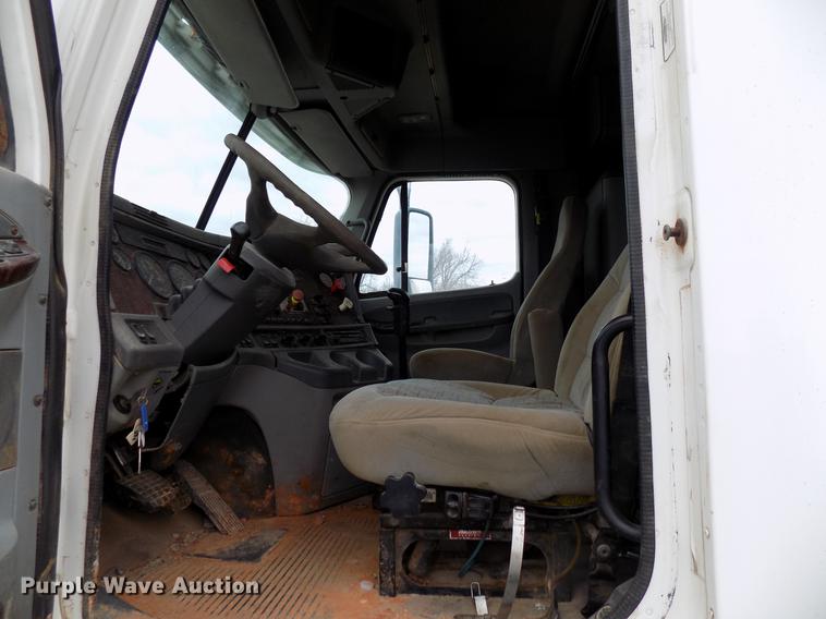 image for item DD3654 2007 Freightliner Century Class semi truck