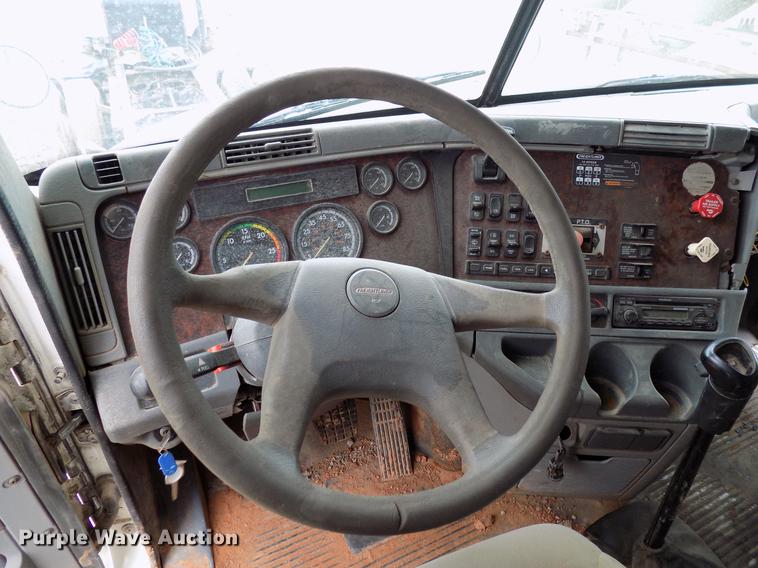 image for item DD3654 2007 Freightliner Century Class semi truck