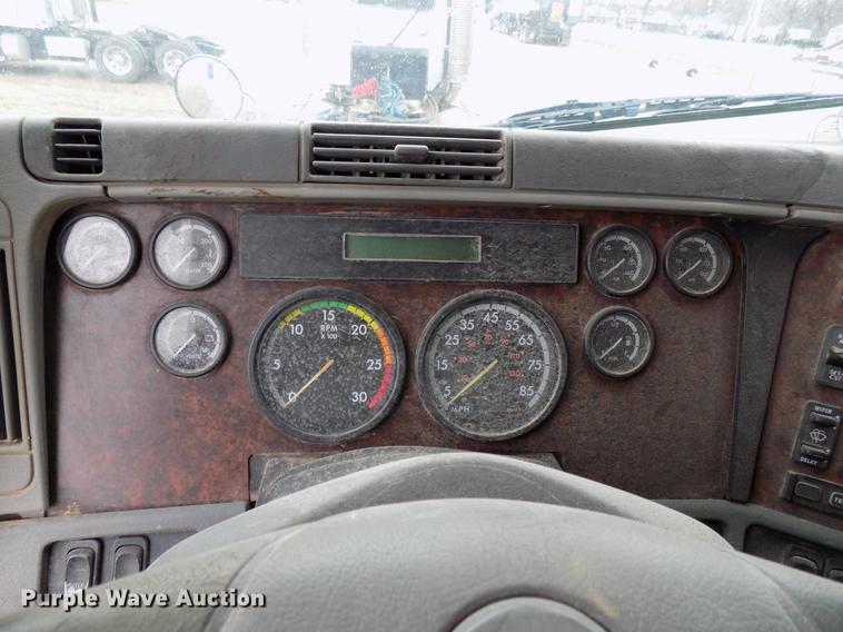 image for item DD3654 2007 Freightliner Century Class semi truck