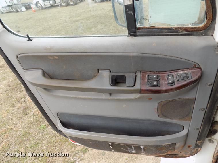 image for item DD3654 2007 Freightliner Century Class semi truck