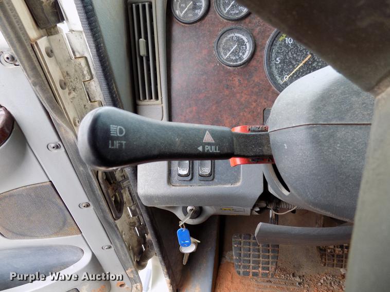 image for item DD3654 2007 Freightliner Century Class semi truck