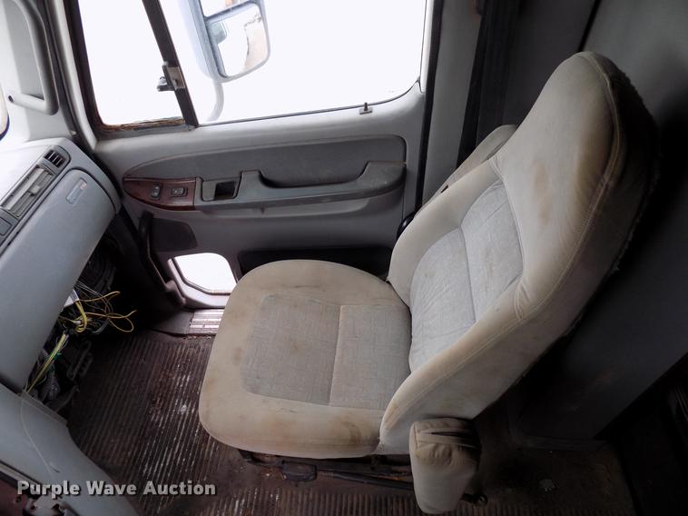 image for item DD3654 2007 Freightliner Century Class semi truck