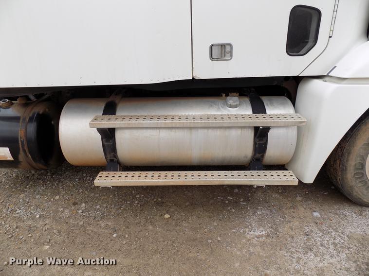 image for item DD3654 2007 Freightliner Century Class semi truck