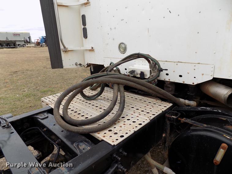 image for item DD3654 2007 Freightliner Century Class semi truck