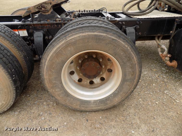 image for item DD3654 2007 Freightliner Century Class semi truck