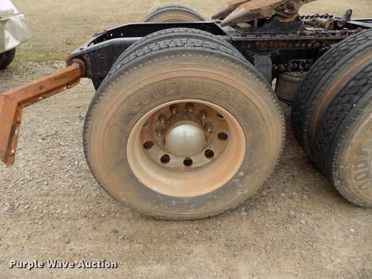 image for item DD3654 2007 Freightliner Century Class semi truck