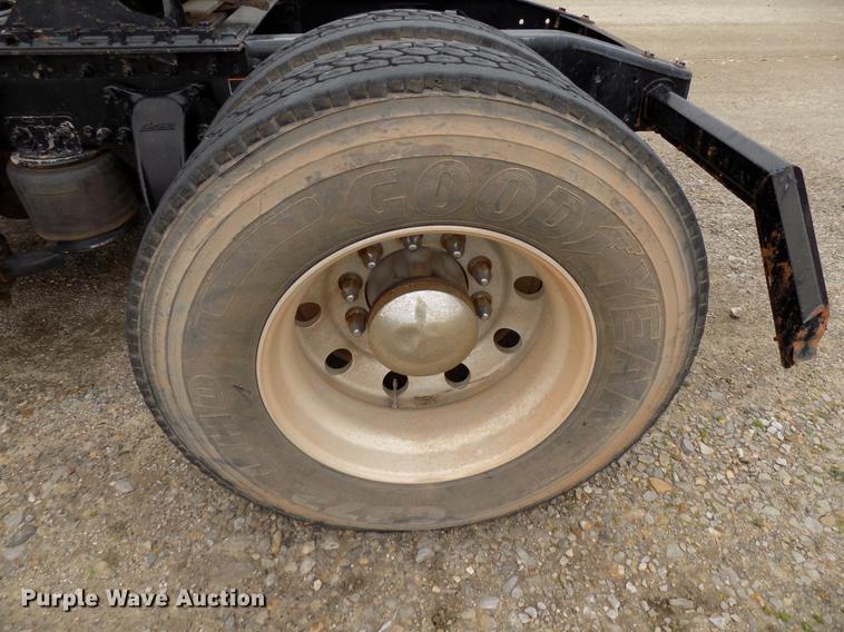 image for item DD3654 2007 Freightliner Century Class semi truck