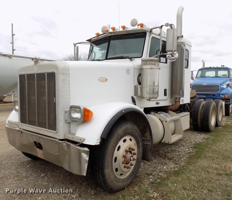 image for item DD3656 2006 Peterbilt 357 semi truck