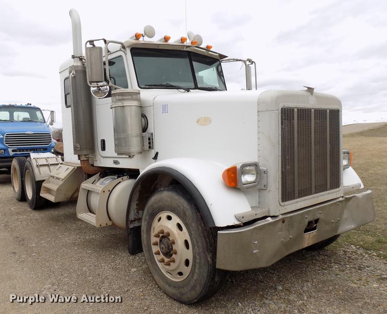 image for item DD3656 2006 Peterbilt 357 semi truck