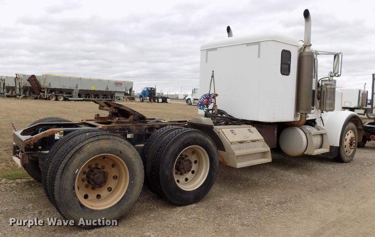 image for item DD3656 2006 Peterbilt 357 semi truck