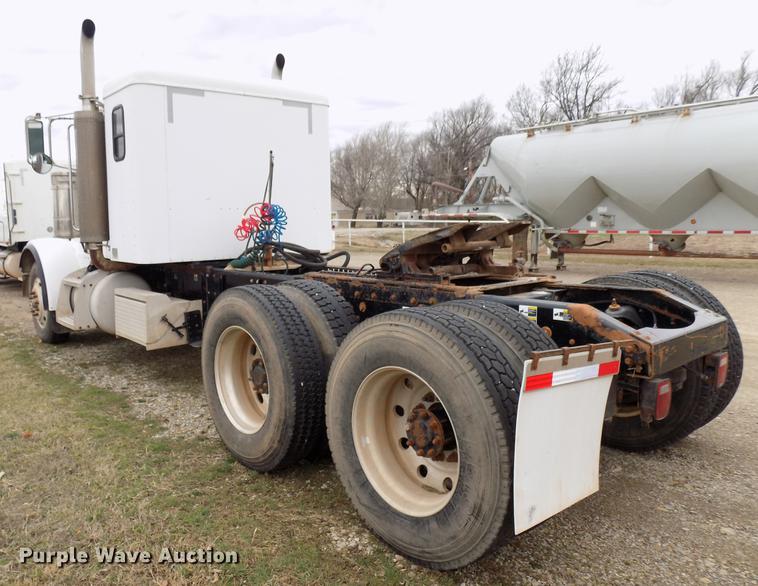 image for item DD3656 2006 Peterbilt 357 semi truck