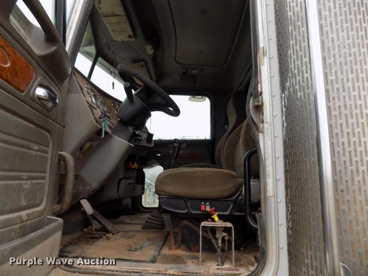 image for item DD3656 2006 Peterbilt 357 semi truck