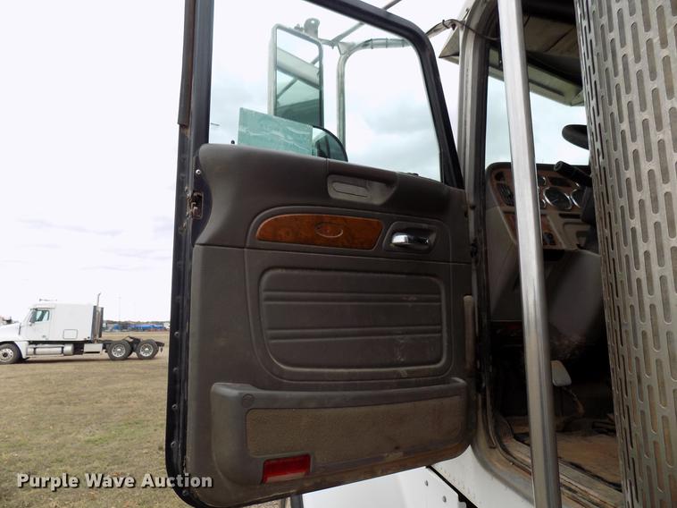 image for item DD3656 2006 Peterbilt 357 semi truck