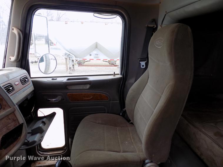 image for item DD3656 2006 Peterbilt 357 semi truck