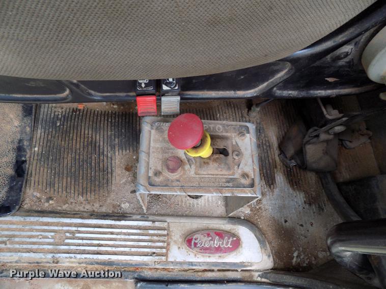 image for item DD3656 2006 Peterbilt 357 semi truck