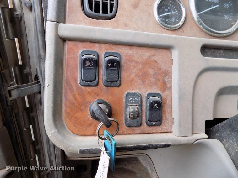 image for item DD3656 2006 Peterbilt 357 semi truck