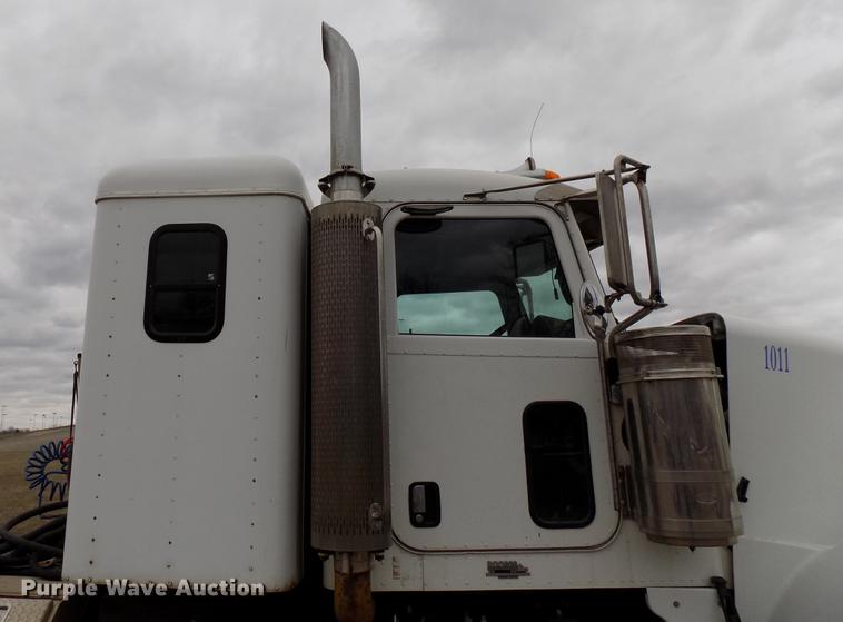 image for item DD3656 2006 Peterbilt 357 semi truck
