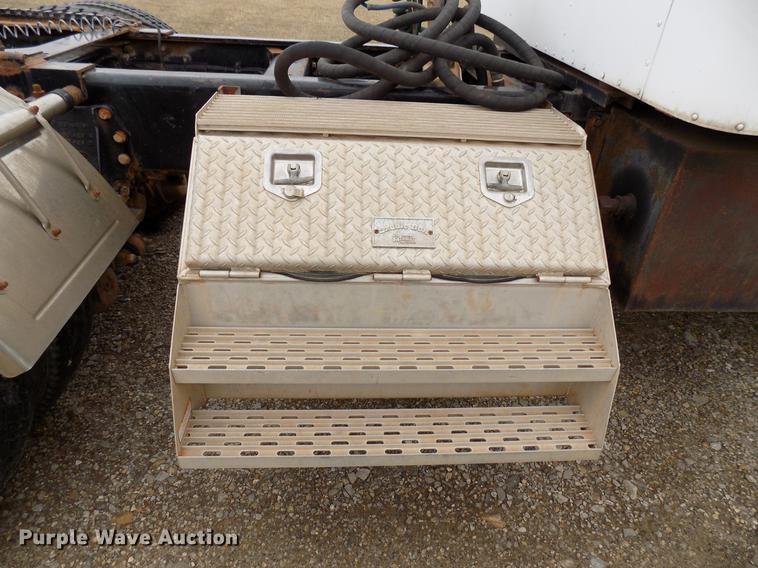 image for item DD3656 2006 Peterbilt 357 semi truck