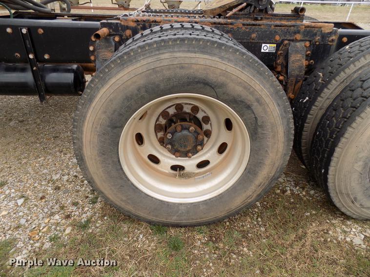 image for item DD3656 2006 Peterbilt 357 semi truck