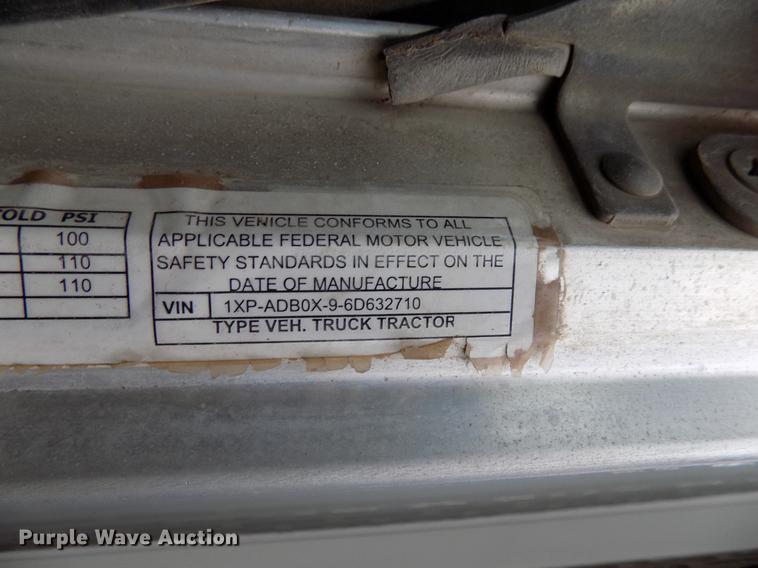 image for item DD3656 2006 Peterbilt 357 semi truck