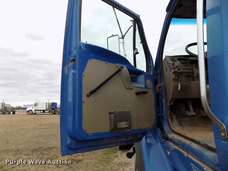 image for item DD3657 2008 Sterling L9500 semi truck