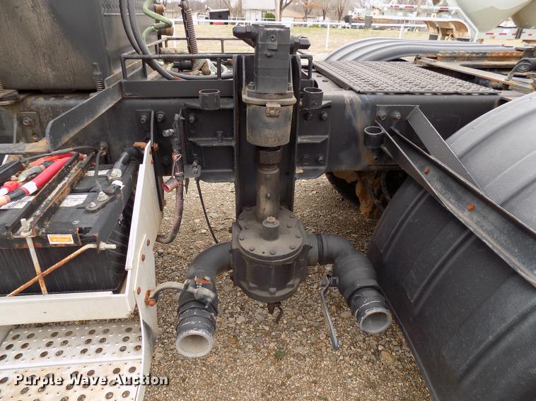 image for item DD3657 2008 Sterling L9500 semi truck