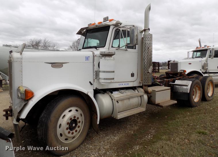 image for item DD3658 2000 Peterbilt 379 semi truck