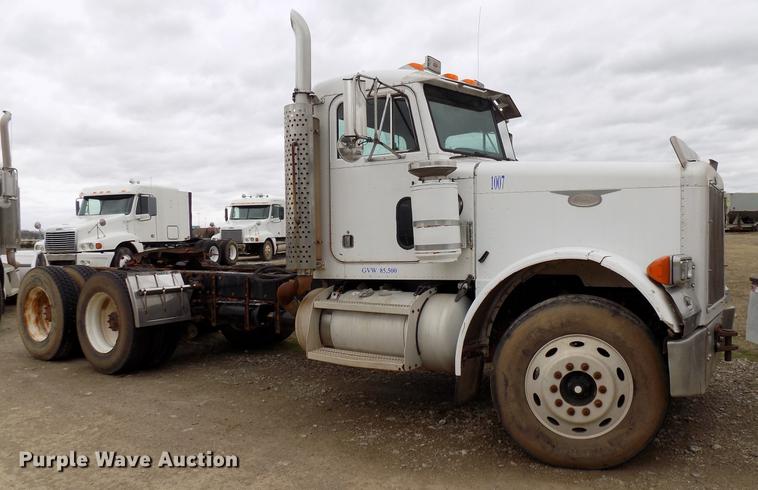 image for item DD3658 2000 Peterbilt 379 semi truck