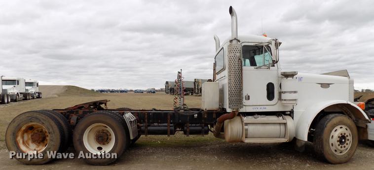 image for item DD3658 2000 Peterbilt 379 semi truck