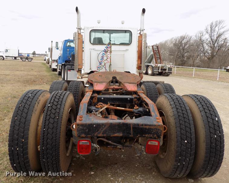 image for item DD3658 2000 Peterbilt 379 semi truck