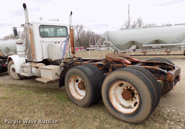image for item DD3658 2000 Peterbilt 379 semi truck