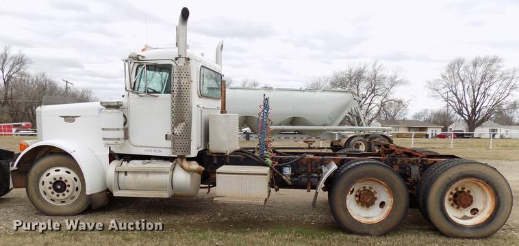 image for item DD3658 2000 Peterbilt 379 semi truck