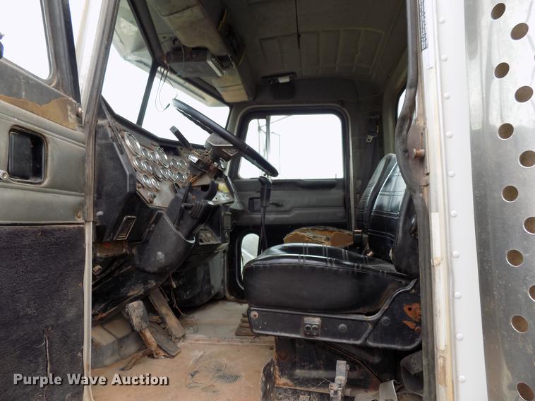 image for item DD3658 2000 Peterbilt 379 semi truck