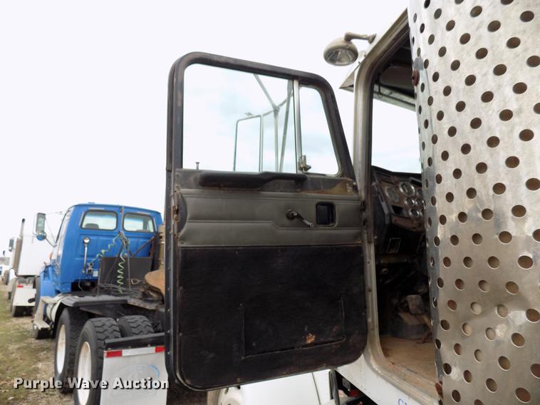 image for item DD3658 2000 Peterbilt 379 semi truck